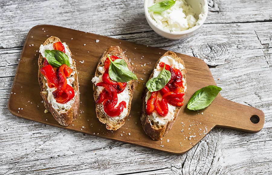 recette de Bruschetta fromage frais et poivron rôti par la baleine verte recette de Bruschetta fromage frais et poivron rôti par la baleine verte