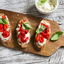 recette de Bruschetta fromage frais et poivron rôti par la baleine verte